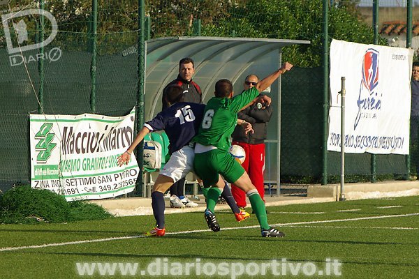 Pechia contrasta un avversario di fronte alla sua panchina 